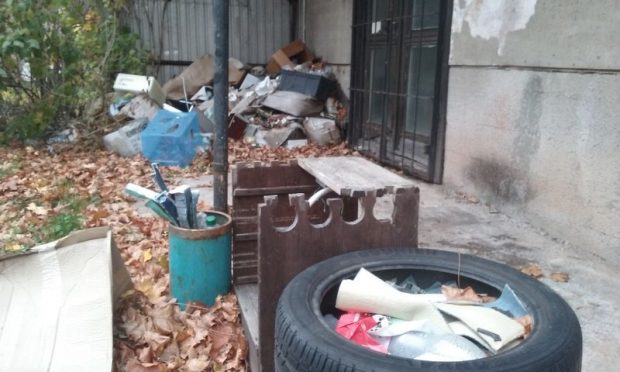 Az OTP ideiglenes székházának udvara. Ottragadt egy szemétdomb