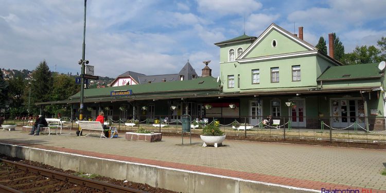 Az almádi vasútállomáson marad a peron, és Csopakon, Füreden sem lesz változás. Fotó: balatontipp.hu/Győrffy Árpád