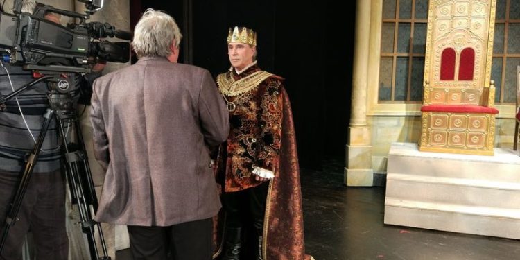 A király (Varga Miklós) interjút ad. Fotó: Petőfi Színház