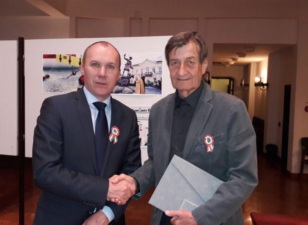 Porga Gyula polgármester (balról) és Zwicker Tamás fotós, az idei díjazott