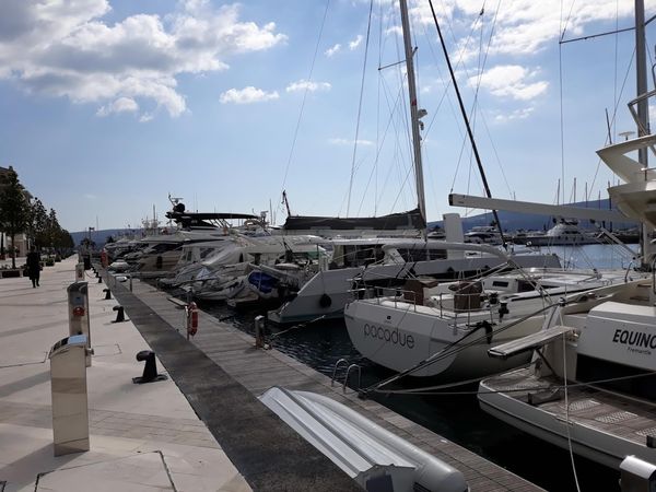 orosz milliárdosok, Szankciók: Partra vetett orosz milliárdosok