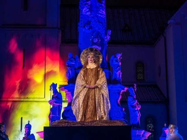 EKF-nyitány Veszprém, EKF-nyitány: Veszprém, a tükrön túl