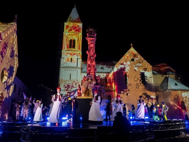 EKF-nyitány Veszprém, EKF-nyitány: Veszprém, a tükrön túl