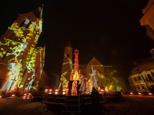 EKF-nyitány Veszprém, EKF-nyitány: Veszprém, a tükrön túl