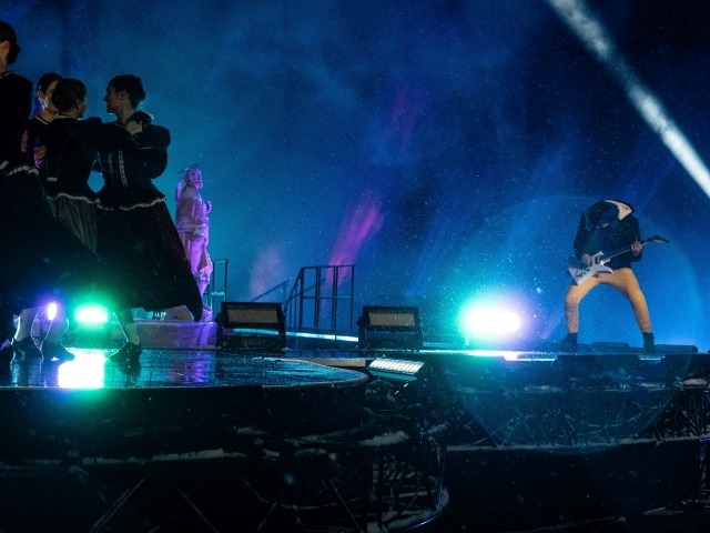 EKF-nyitány Veszprém, EKF-nyitány: Veszprém, a tükrön túl