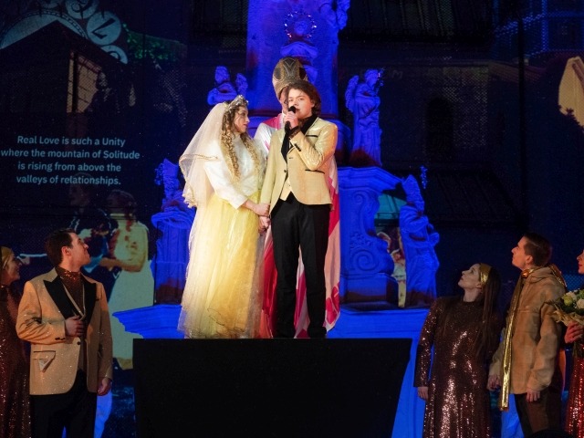 EKF-nyitány Veszprém, EKF-nyitány: Veszprém, a tükrön túl