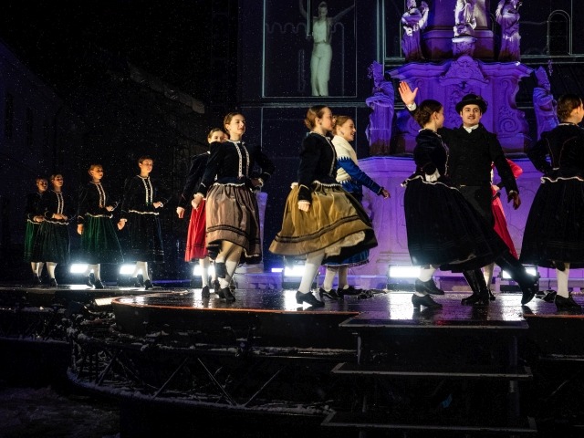 EKF-nyitány Veszprém, EKF-nyitány: Veszprém, a tükrön túl