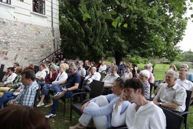 Csányi, MIT HOZ A JÖVŐ? – Kerti beszélgetés Csányi Vilmossal