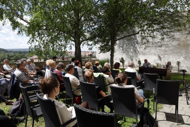 Csányi, MIT HOZ A JÖVŐ? – Kerti beszélgetés Csányi Vilmossal