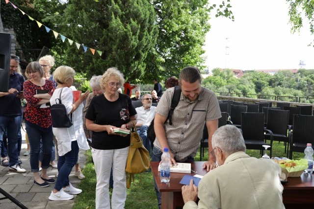 Csányi, MIT HOZ A JÖVŐ? – Kerti beszélgetés Csányi Vilmossal