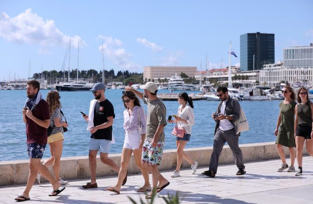 turistakódex, TURISTAKÓDEX – Tilos az utcán hányni, vizelni, ordítozni