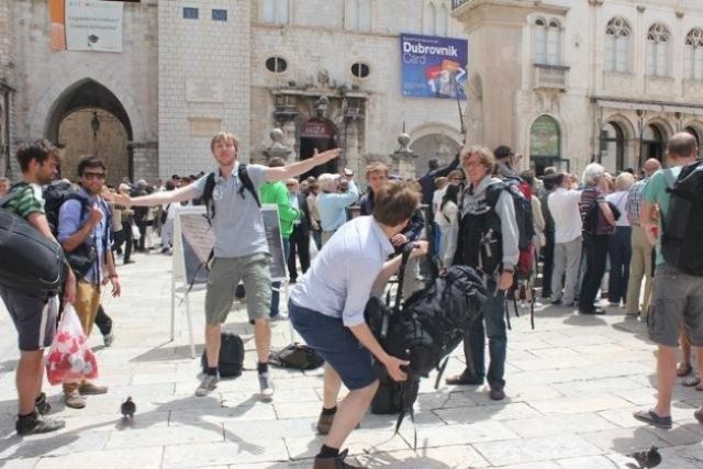 turistakódex, TURISTAKÓDEX – Tilos az utcán hányni, vizelni, ordítozni