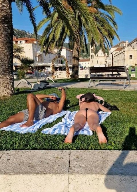 turistakódex, TURISTAKÓDEX – Tilos az utcán hányni, vizelni, ordítozni