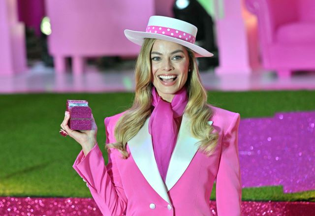 Barbie, BARBIE-LÁZ – Tükröt állít a rózsaszín plasztikvilág