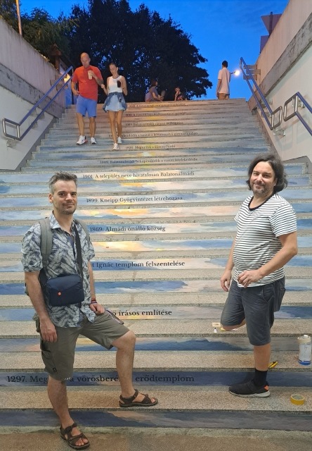 színes lépcsők, BALATONALMÁDI – A színes lépcsők városa