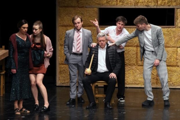 Kivilágos kivirradtig, KIVILÁGOS KIVIRRADTIG – Ahol a bolhák táncolnak