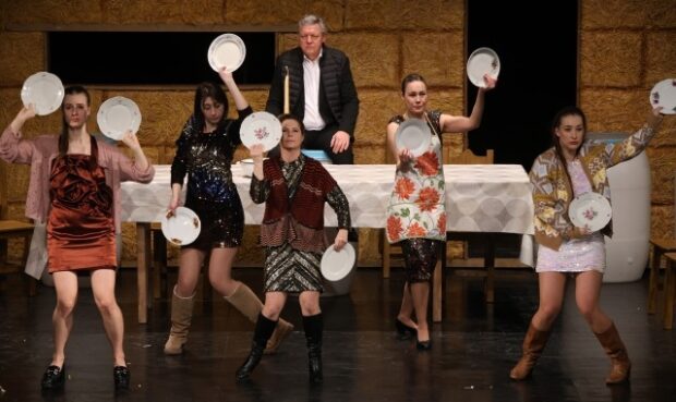 Kivilágos kivirradtig, KIVILÁGOS KIVIRRADTIG – Ahol a bolhák táncolnak