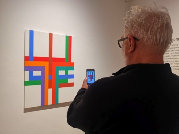 Maurer Dóra, FINISSZÁZS: Maurer Dóra a fekete-fehértől a „színek kútjáig”