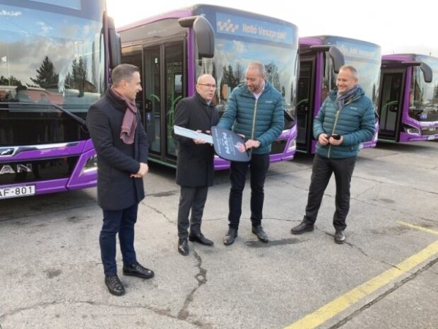 V-Busz, V-BUSZ – A lila ködtől a szakadékig és vissza