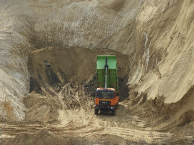 márkói dolomitbánya, MÁRKÓI DOLOMITBÁNYA – Mit szállítottak a fantom-teherautók a vízbázisra?